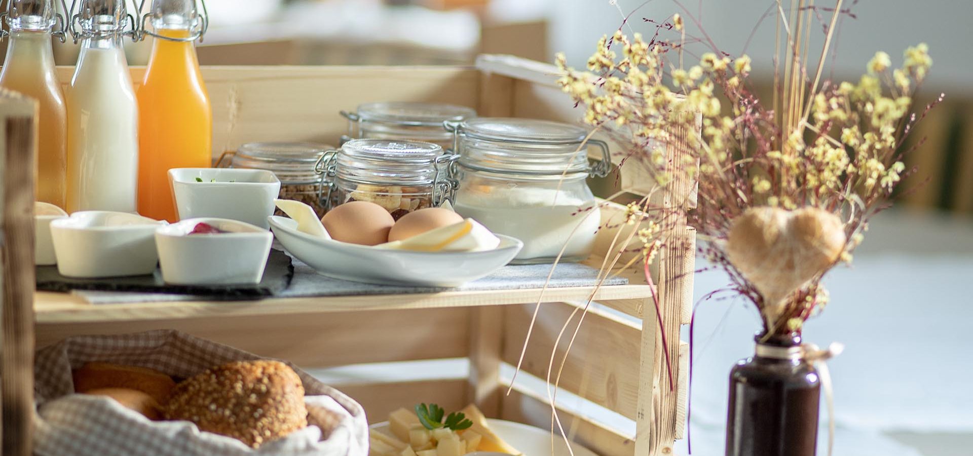 suedtiroler fruehstueck in unserer residence alpenrose
